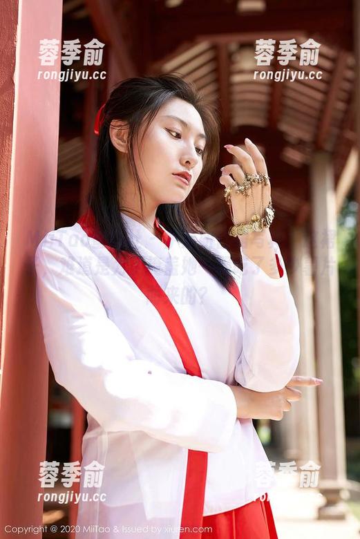 MiiTao蜜桃社-伊素妍 MiiTao蜜桃社 - 伊素妍白裙写真:这裙子,难道是为了掩盖她一周吃了多少薯片而来的?