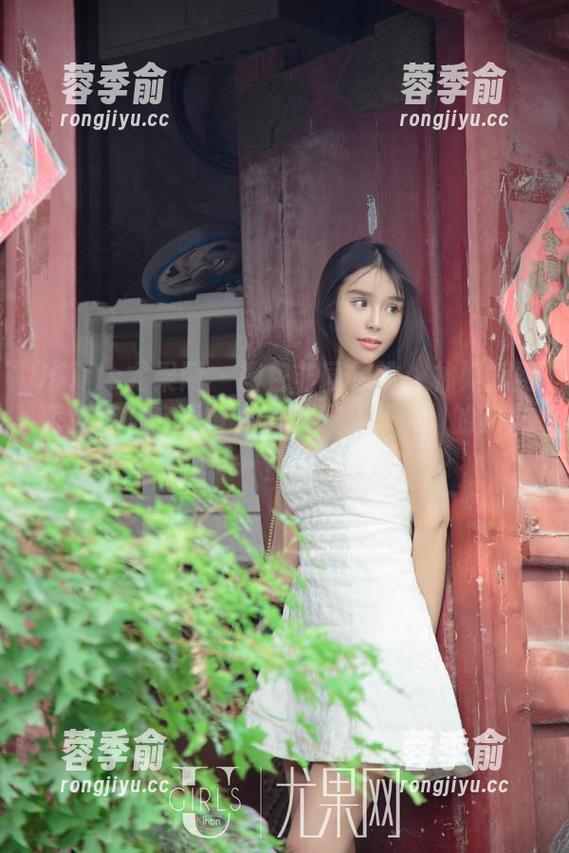 UGirls尤果网 - 图包非同寻常：林妃媛用职业装彻底颠覆大家对于‘严肃’的定义，分享一下你的想法！