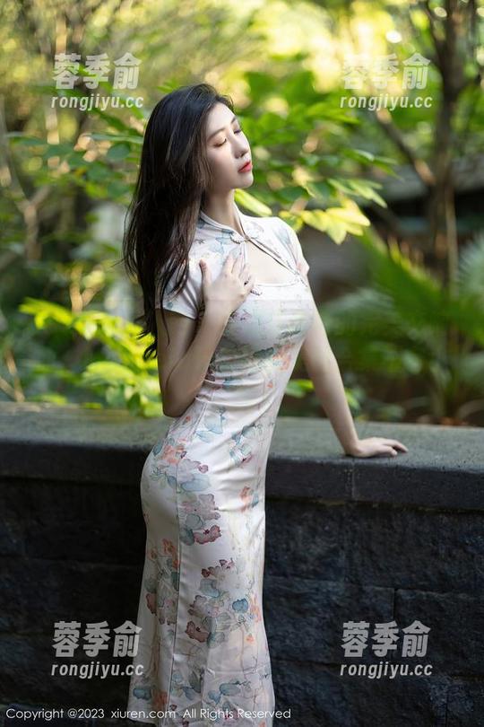 Xiuren秀人网-Manuela玛鲁娜 Xiuren秀人网 - 条纹与美臀的完美交响曲,Manuela玛鲁娜的美图合集不容小觑