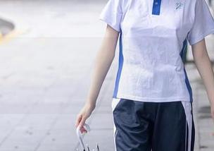 Xiuren秀人网 – 大琪琪Emily的礼服秀：网盘里的粉嫩时刻