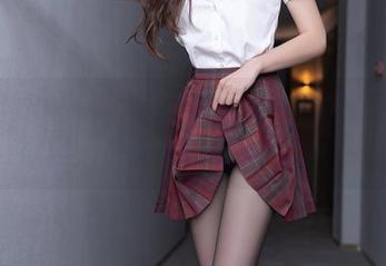 Xiuren秀人网 – 小甜angle美腿在网盘徘徊，快来抓住这道风景线！