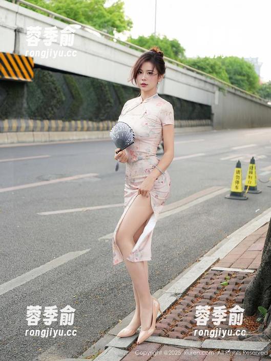 Xiuren秀人网-美桃酱 Xiuren秀人网 - 墙上贴着美桃酱的可爱写真,日子一下子都鲜艳了!