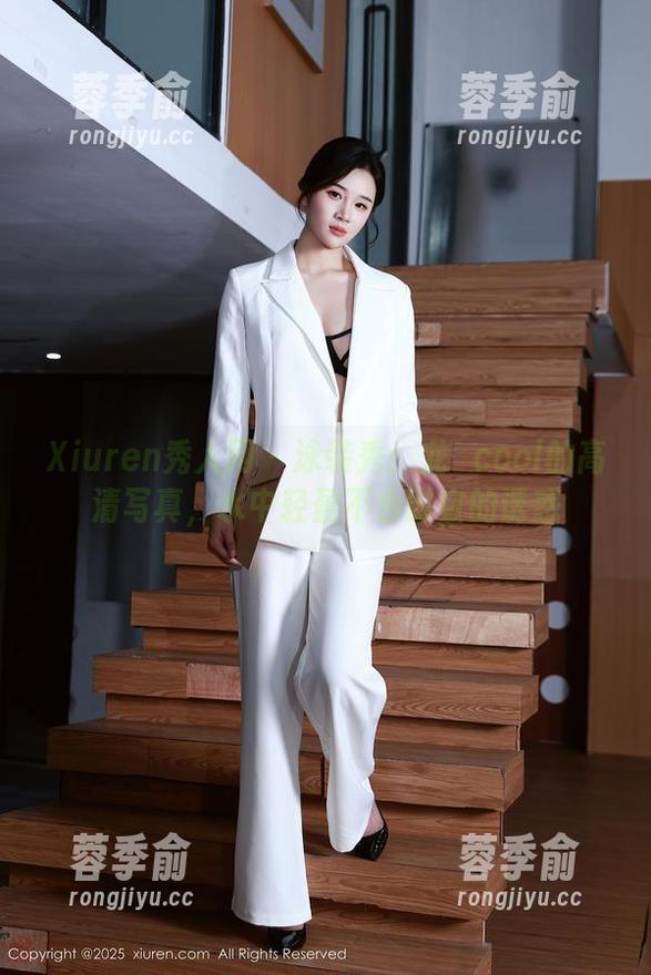 Xiuren秀人网-龙籹cool Xiuren秀人网 - 泳装秀:龙籹cool的高清写真,水中轻盈不合时宜的诱惑