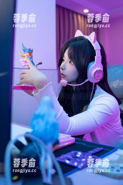 yuuhui玉汇 yuuhui玉汇的婚纱原图有点像儿童画,随意又真实,不带滤镜的梦。