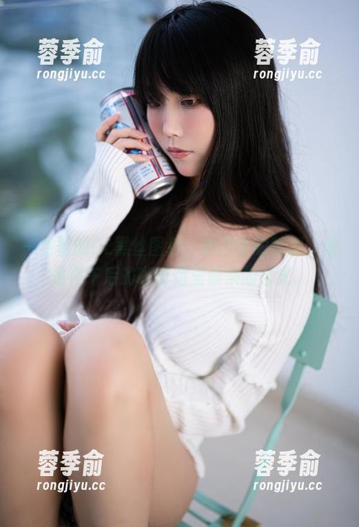 一智智的OL黑丝图包，精选中的特别，像是在午后的咖啡馆里偷来的目光。
