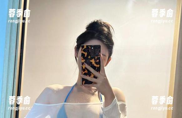 微密圈 - 办公室不止是打卡，不爱笑的赛琳的原图等你下载来发现新风景！
