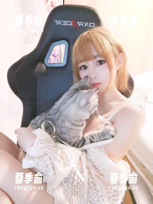 最新泳池图集，这次依依超级懒居然玩起了水枪，戏水中的俏皮感！