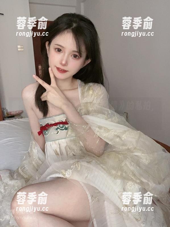 倦倦喵图包：值得《开挂剧情》的私拍，因为有棉袜