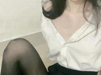 高清原图下，倦倦喵的美腿属实吸引，忍不住感慨，得，照样子我也得好好锻炼了！