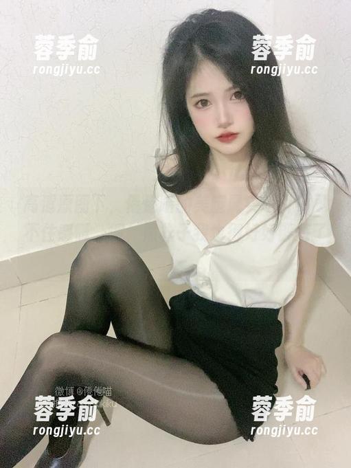 高清原图下，倦倦喵的美腿属实吸引，忍不住感慨，得，照样子我也得好好锻炼了！