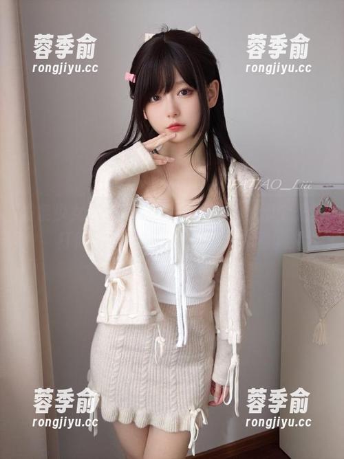 发条少女yoki的泳装原图在线，那个光影打得…我一时不知道该往哪看。