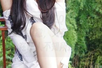 嗲囡囡 – 看这个王婉悠Queen的私房图集，既有少女的绿意，又有些许的朦胧，实在让人不知所措。
