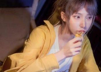 微博配图里的在下萝莉控ii，她的写真倒也想留下来，先下载再说！