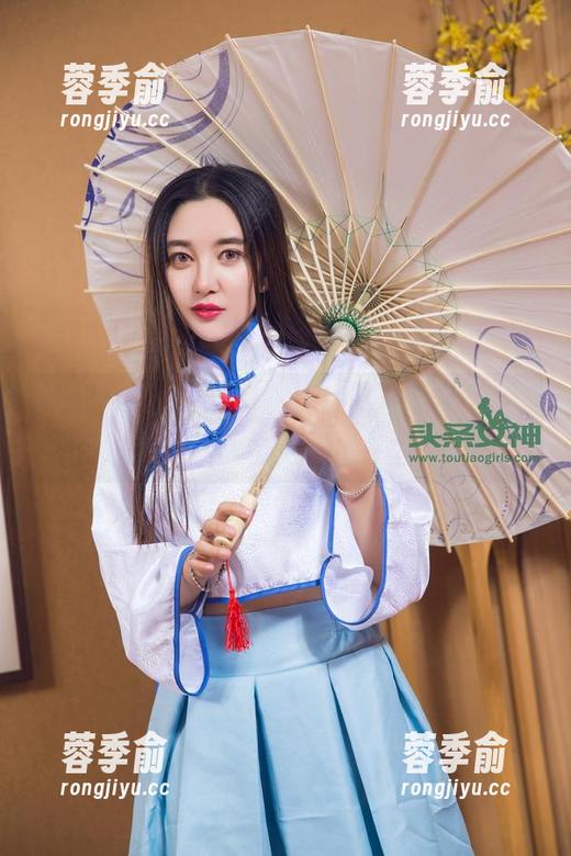 头条女神-刘瑾希 头条女神 - 刘瑾希最新写真:吊带上演的光影游戏,你根本分不清在哪儿盯着!