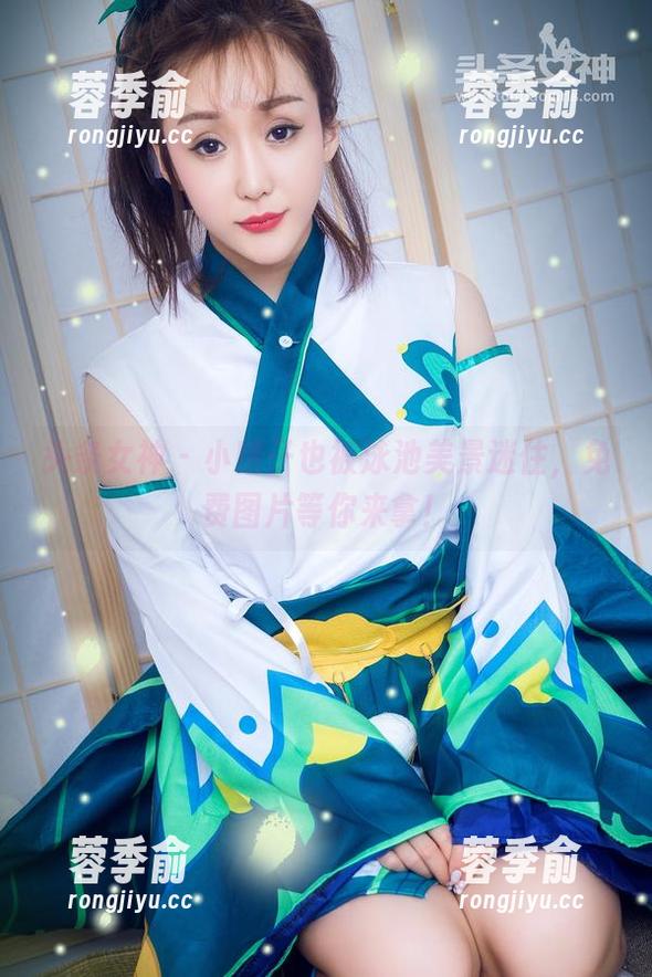 头条女神-小晴子 头条女神 - 小晴子也被泳池美景迷住,免费图片等你来拿!