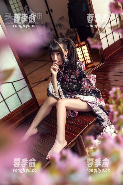 头条女神 - 火儿在红裙美图合集里随意摆姿势，真的连腹肌都不带显露的！