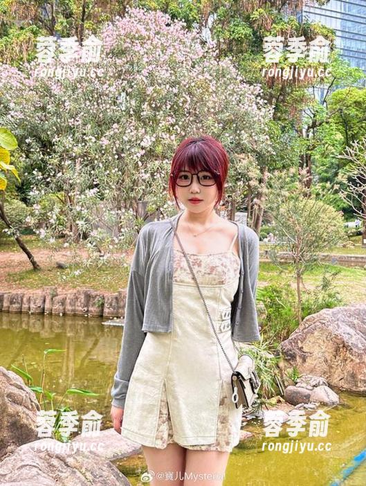 看宝儿mysterial的黑丝吧，选择困难症者的小心脏要怎么应对呀