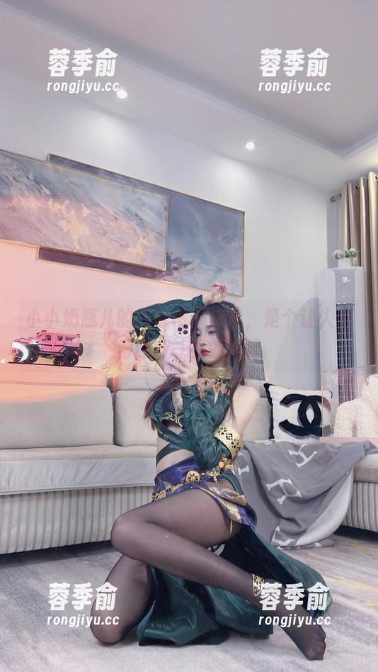 小小奶瓶儿的纯欲吊带合集，是个让人觉得眼前一亮的选择