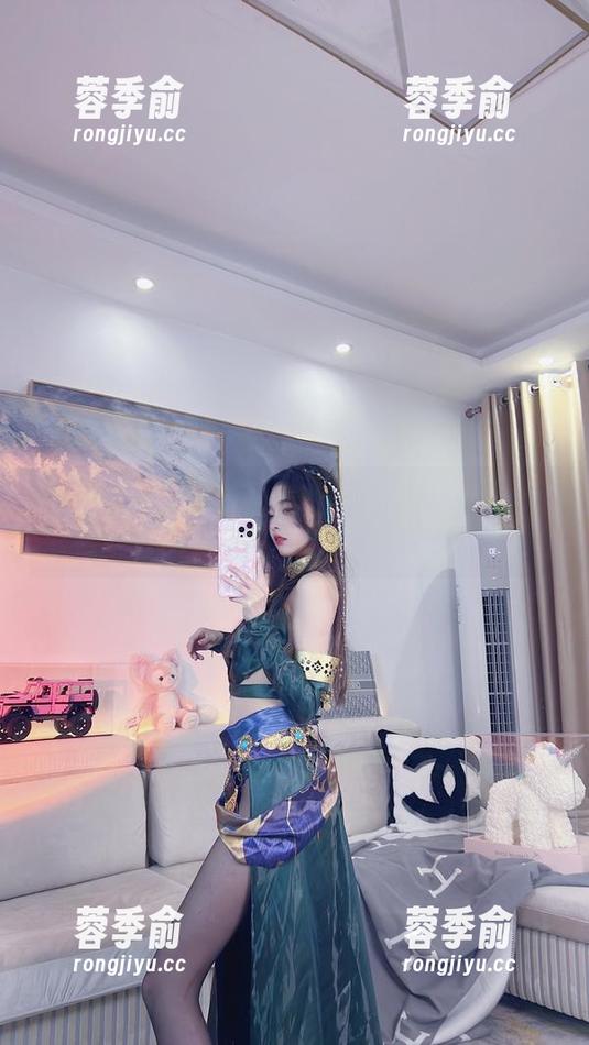 小小奶瓶儿在泳池的作品，难以忽视的水波涟漪