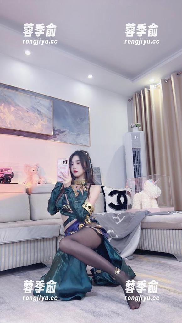 小小奶瓶儿 穿梭在浪花间:小小奶瓶儿的私拍合集与珍珠人鱼
