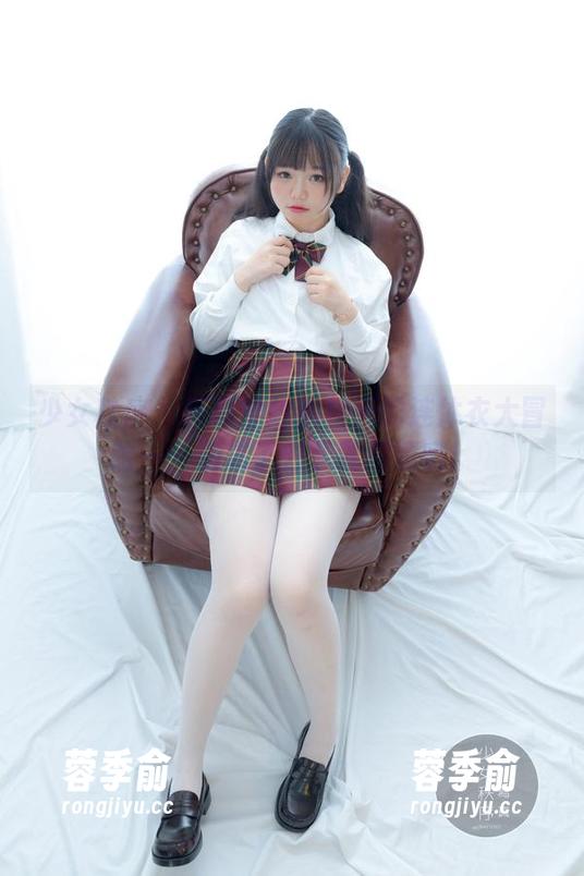 少女秩序-乐栀 少女秩序 - 乐栀穿越到秋天的连体衣大冒险——别忘了去下载高清哦!