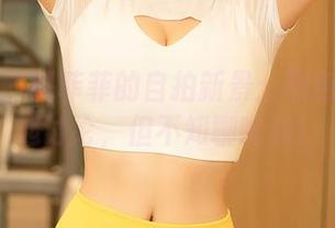尤蜜荟 – 穆菲菲的自拍新景：黑色总能引起讨论，但不知聊啥好！
