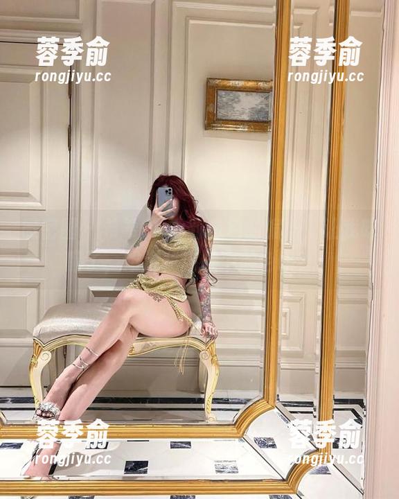 微密圈 - 希希Gina对白色的偏爱，让我吃醋了，难道我该换个颜色吗？！