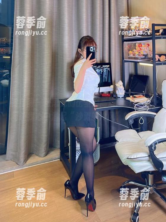 微密圈 - 张思允的比基尼高清图包，恍惚间让我心中涌起“沙滩的冷风”的幻觉。
