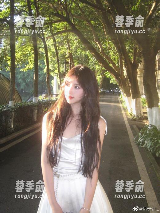 怡子yiii在这里，更新一波紫蔷薇的美照，准备好你的自拍技巧了吗？
