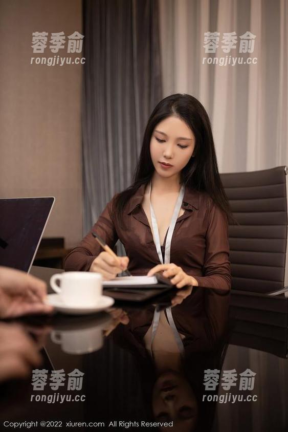职业装的套图，抖娘利世又能撩到谁？我很想知道。