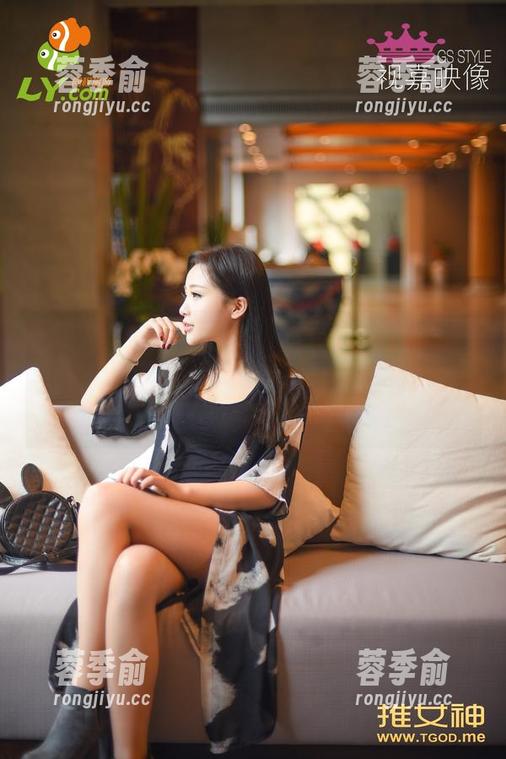 推女神 - 施忆佳Kitty酱美足私拍大赏，原图一展无遗，难怪有人沉迷，真的让人转不过脑袋来……