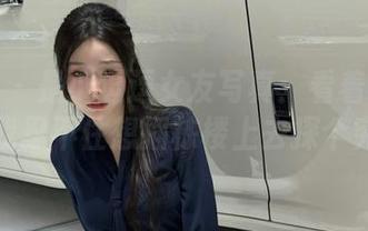 微密圈 – 是小逗逗女友写真：看着这些美图，我忍不住想插栋楼上去探个究竟。