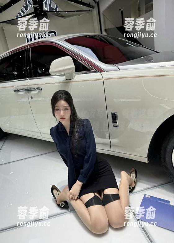 是小逗逗 微密圈 - 是小逗逗女友写真:看着这些美图,我忍不住想插栋楼上去探个究竟。