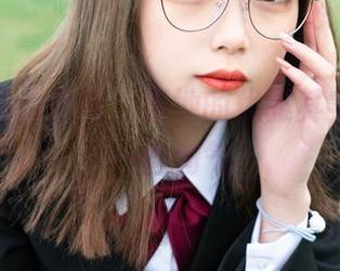 原图下的梨瑾瑾，草地的优雅其实隐藏着一丝淘气