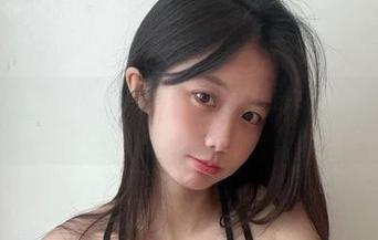 微密圈 – 制服里的火龙果羊，原图下载马上来，仿佛还有一段未说完的心事。