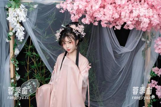 最近发现爆机少女喵小吉的写真更新真够给力，超合金里有新花样！
