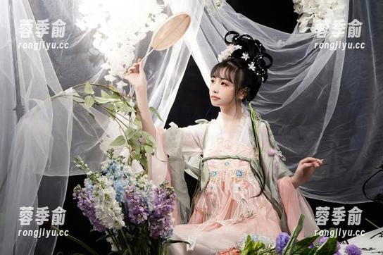 爆机少女喵小吉 又是爆机少女喵小吉,新图集里灰丝的搭配,完全颠覆了我对袜子的想法,这年头,谁能想到?