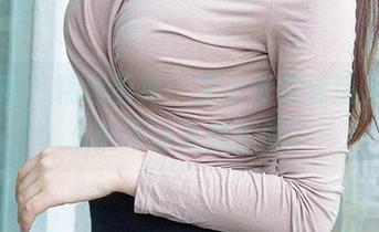 爱尤物 – 精选图库：艾小青在泳池里，怎么能不让人想歪呢？