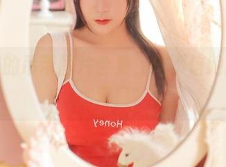 猫九酱的吊带图片合集，信不信她就能吊你胃口？