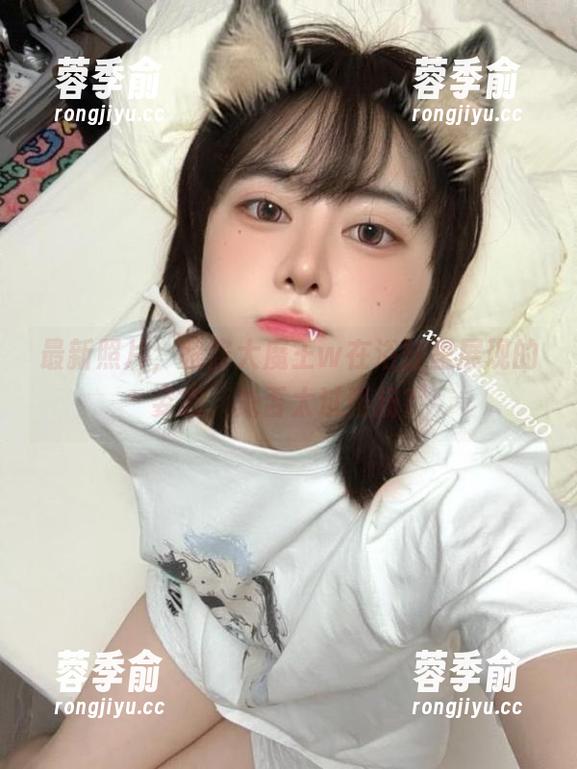 眼酱大魔王w 最新照片,眼酱大魔王w在浴缸里展现的姿态,是否太过张扬?
