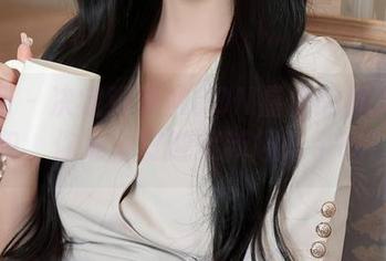 秀人网 – 决定观看MOON嘉依的裤里丝图包，你准备好迎接新趣味了吗？
