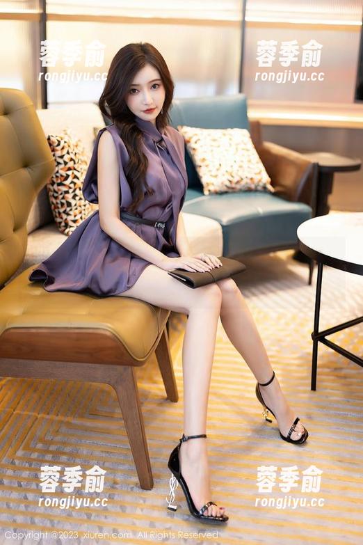 秀人网-子纯儿Annie 秀人网 - 子纯儿Annie的肉丝写真,似乎在轻声对我说话,竟无从反应