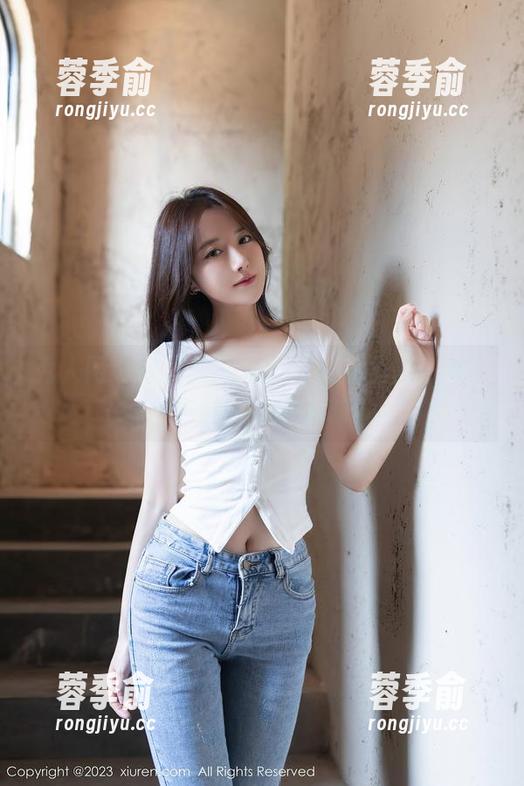 秀人网-抖娘利世 秀人网 - 谁说校园写真就得有圣光?抖娘利世就是反着来的。