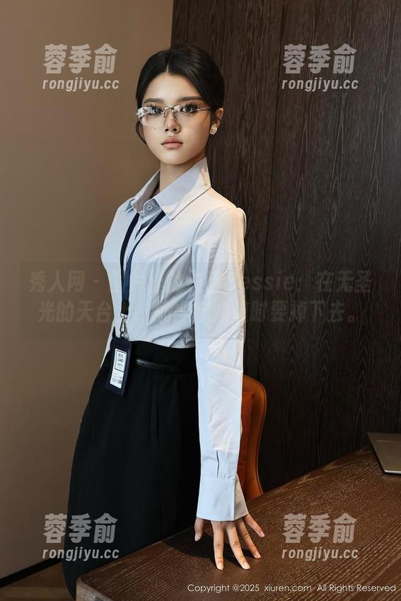 秀人网-白洁Bessie 秀人网 - 图片里的白洁Bessie:在无圣光的天台上,搞得好像随时要掉下去。