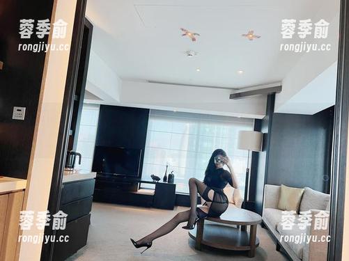 微密圈 - 谁说高跟鞋不能低调，葛征的红底高跟写真实在奇特