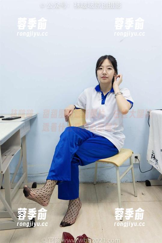 袜啵啵 - 甜甜圈的最新照片，白丝大腿袜透着什么样的心思呢？