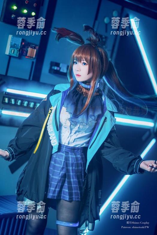 霜月shimo 查看霜月shimo的高清制服照:为啥我觉得她总是在跟我调情?