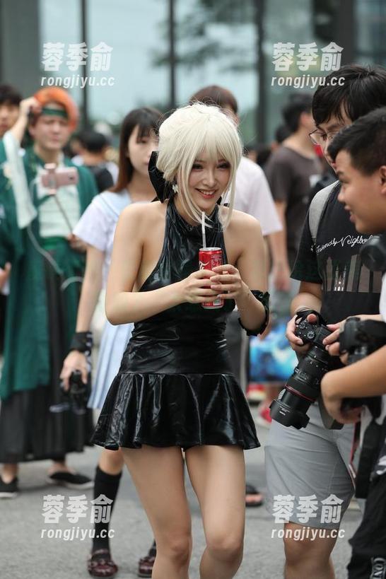 魔镜街拍：长腿皮裙美女，真想给这张美图加个“太惹火了”标签