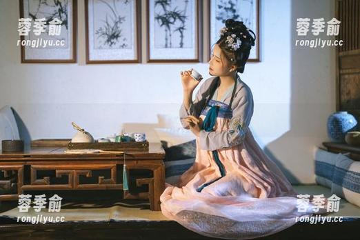 鹿八岁baby 鹿八岁baby,在线撒娇的吊带图,谁受得了呢?